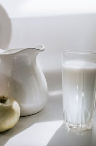 milk, apple, glass of milk-7111433.jpg